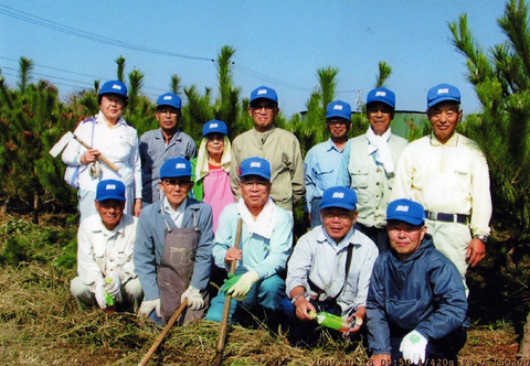 「松林の再生で　白砂青松をとり戻そう」元気に草刈ボランティアに参加